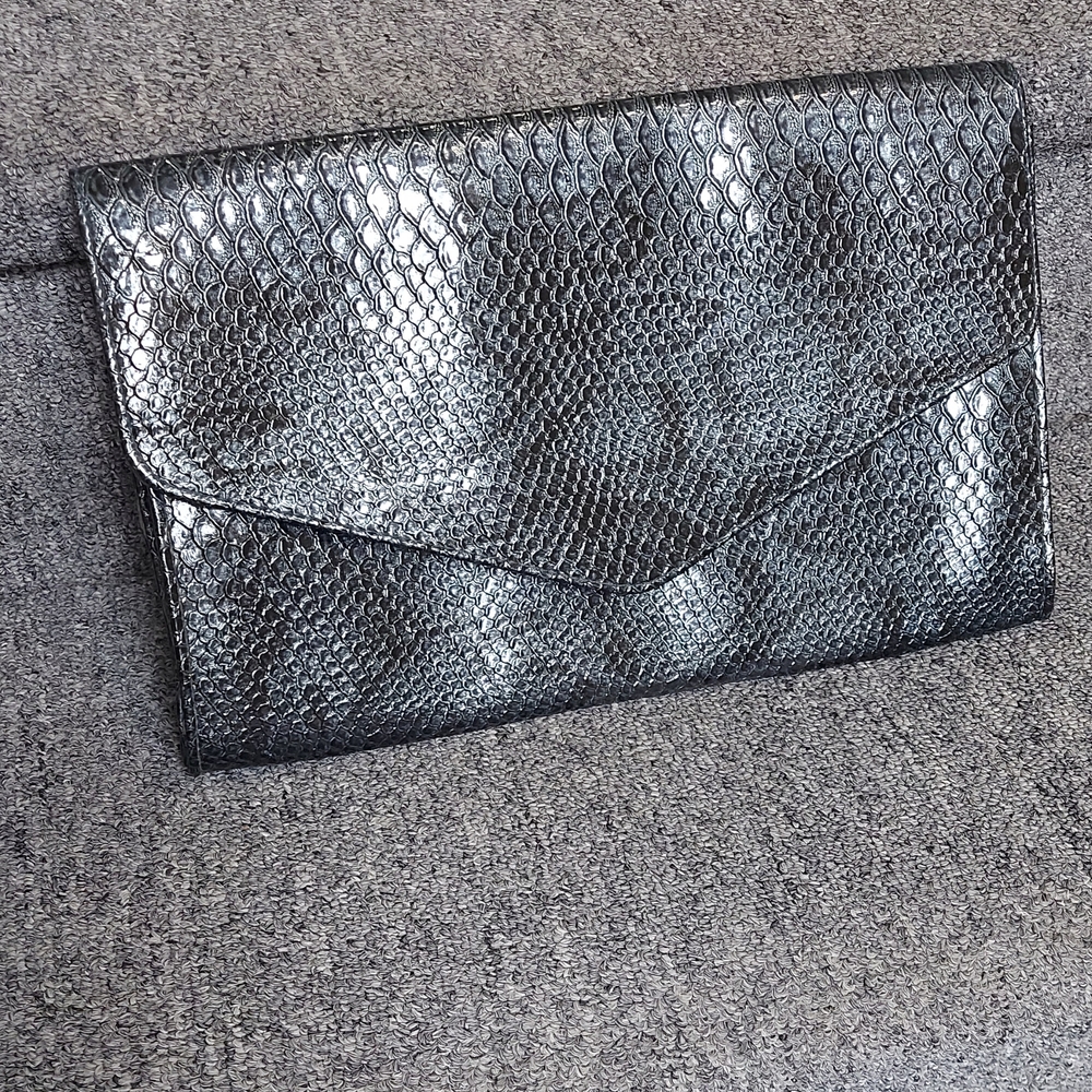 Elegant Metalic Faux Snake Clutch